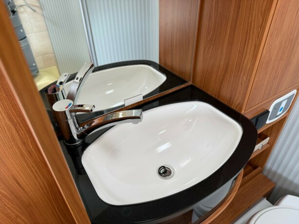 dethleffs-i7150-queensbed-senkeseng-fremme-alde-ac-i-bodel-skinn-stort-kj248leskap-stekeovn-diesel-2012-big-57