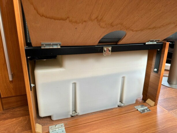 dethleffs-i7150-queensbed-senkeseng-fremme-alde-ac-i-bodel-skinn-stort-kj248leskap-stekeovn-diesel-2012-big-41