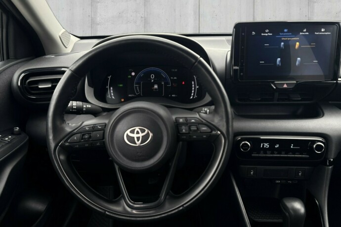 toyota-yaris-elektrisitetbensin-2024-big-12