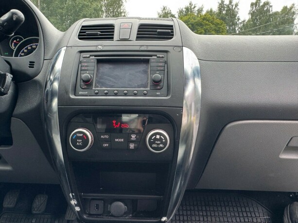 suzuki-sx4-bensin-2015-big-15