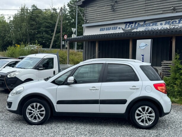 suzuki-sx4-bensin-2015-big-1