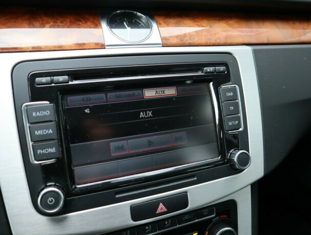 volkswagen-passat-diesel-2011-big-17