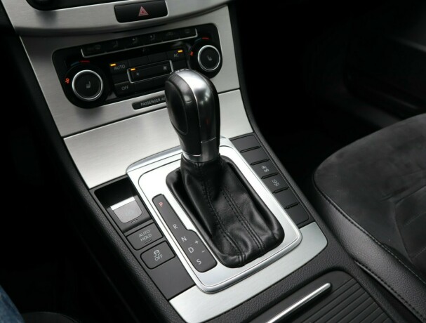 volkswagen-passat-diesel-2011-big-12