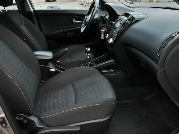 kia-cee039d-diesel-2011-big-16