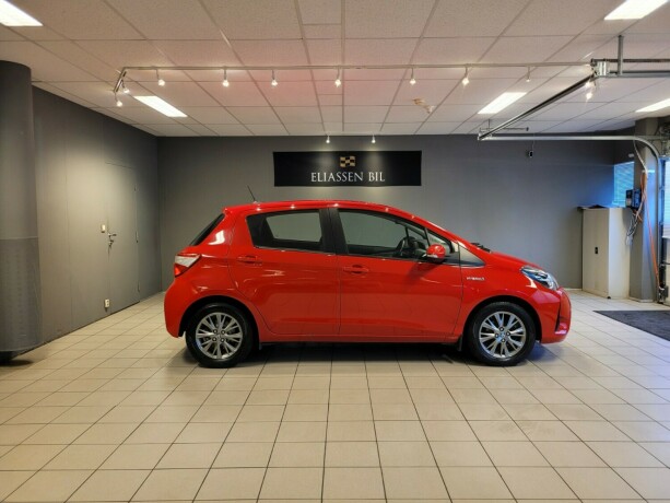 toyota-yaris-elektrisitetbensin-2017-big-2