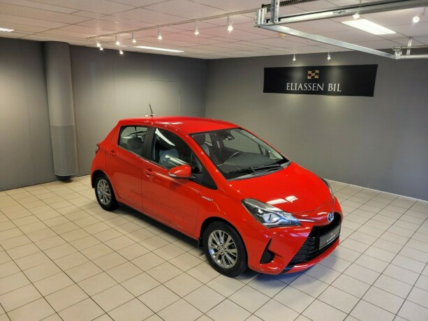 toyota-yaris-elektrisitetbensin-2017-big-1
