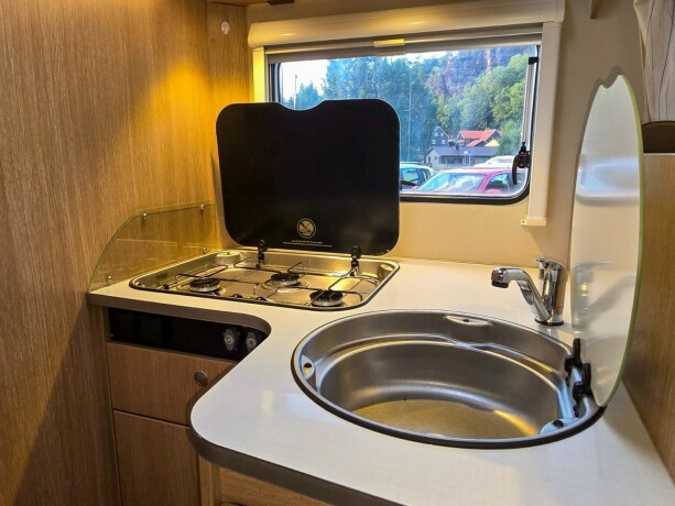 sunlight-capron-t69l-diesel-2016-big-32