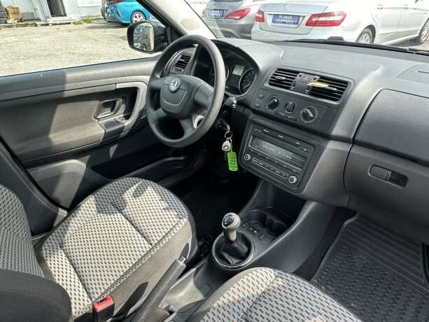 skoda-fabia-bensin-2011-big-8