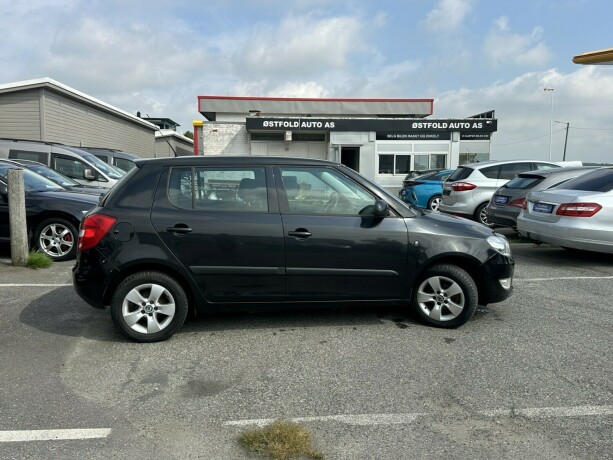 skoda-fabia-bensin-2011-big-3