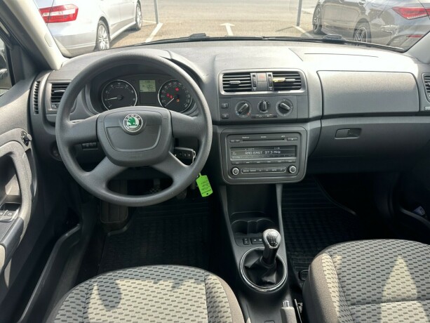 skoda-fabia-bensin-2011-big-6