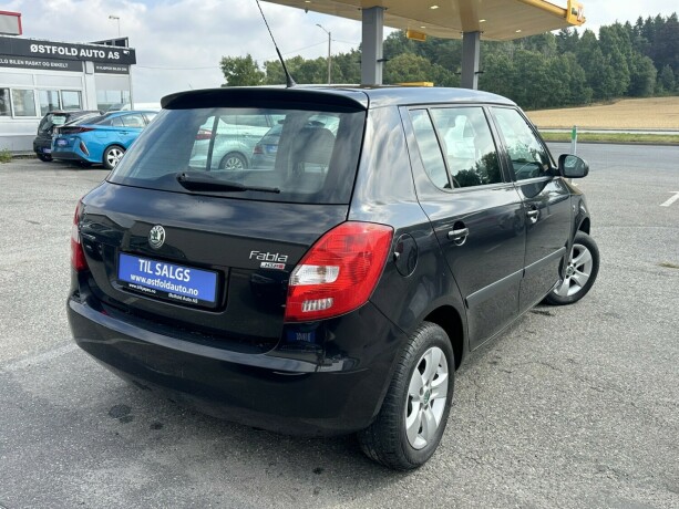 skoda-fabia-bensin-2011-big-4