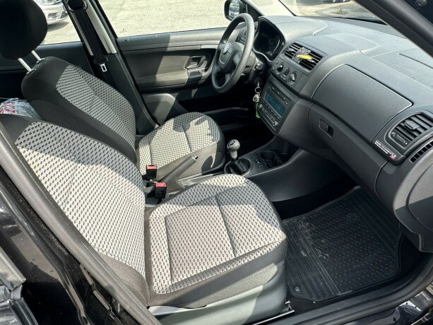 skoda-fabia-bensin-2011-big-7