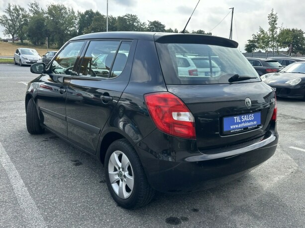skoda-fabia-bensin-2011-big-5
