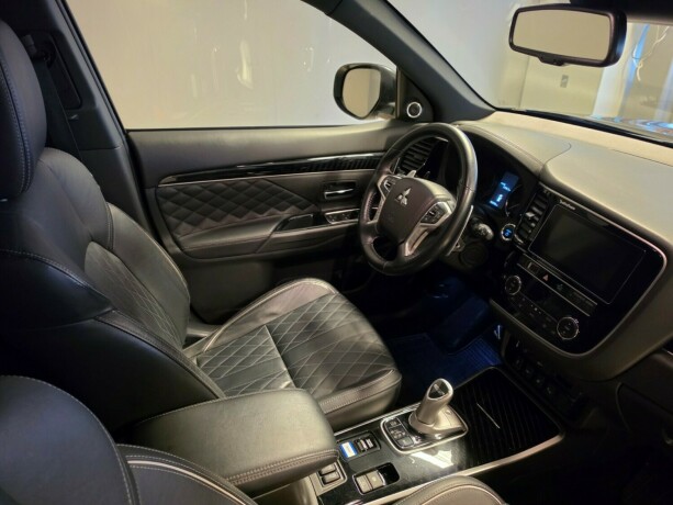 mitsubishi-outlander-plug-in-petrol-2019-big-13