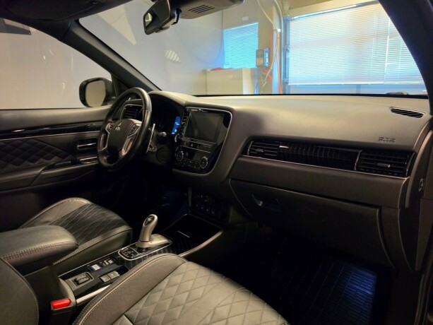 mitsubishi-outlander-plug-in-petrol-2019-big-12