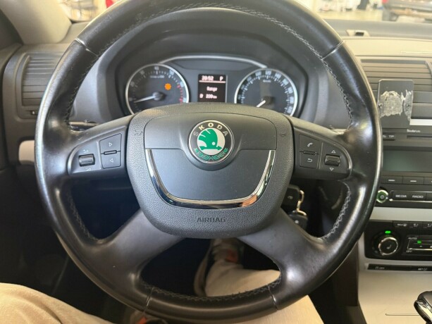 skoda-octavia-bensin-2011-big-20