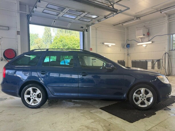 skoda-octavia-bensin-2011-big-5