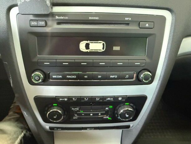 skoda-octavia-bensin-2011-big-24