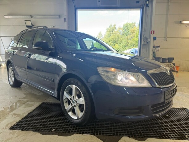 skoda-octavia-bensin-2011-big-6