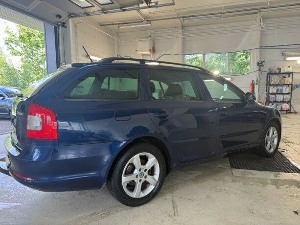 skoda-octavia-bensin-2011-big-4