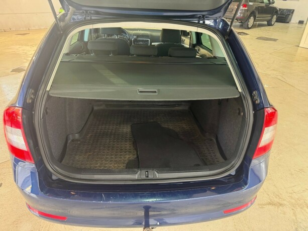 skoda-octavia-bensin-2011-big-12