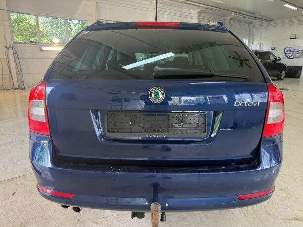skoda-octavia-bensin-2011-big-3