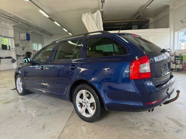 skoda-octavia-bensin-2011-big-2