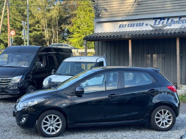 mazda-2-bensin-2012-big-1