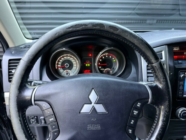 mitsubishi-pajero-diesel-2015-big-11