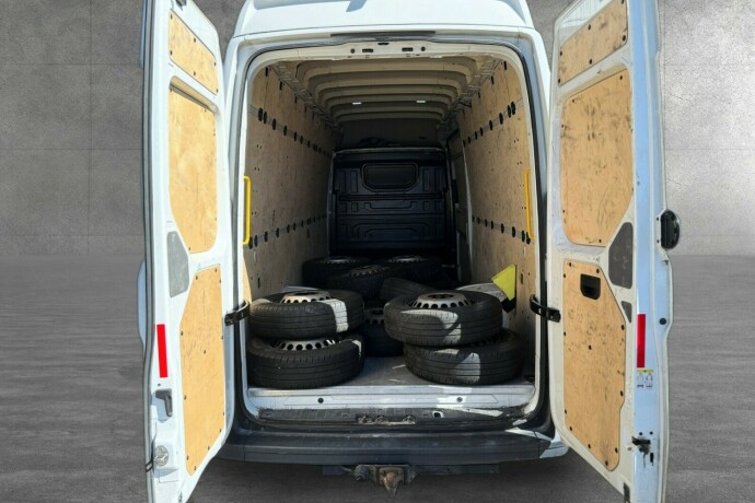 volkswagen-crafter-diesel-2019-big-28
