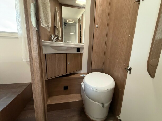 carado-t459-queensbed-senkeseng-truma-eh-stort-kj248leskap-b-f248rerkort-garanti-diesel-2021-big-63