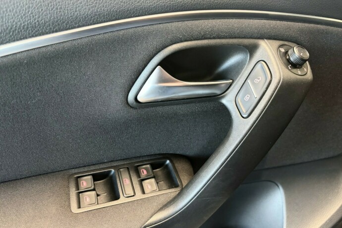 volkswagen-polo-bensin-2015-big-26