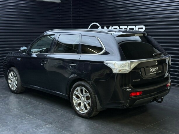 mitsubishi-outlander-elektrisitetbensin-2014-big-1