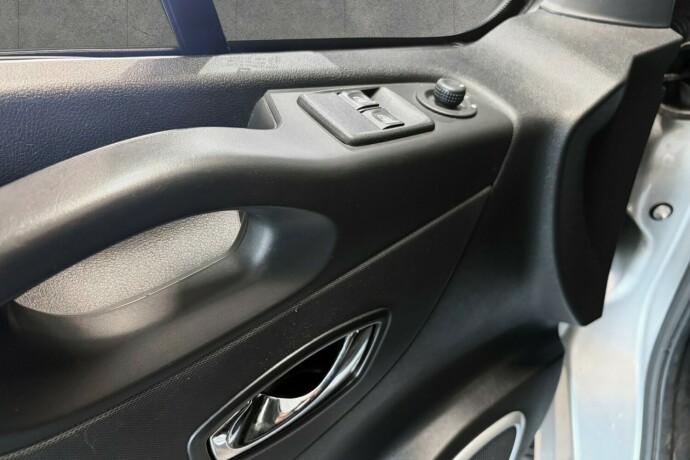opel-vivaro-diesel-2015-big-20