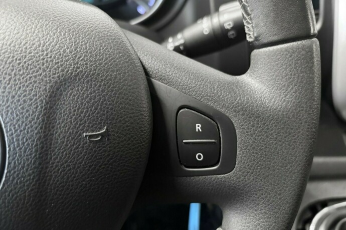 opel-vivaro-diesel-2015-big-19