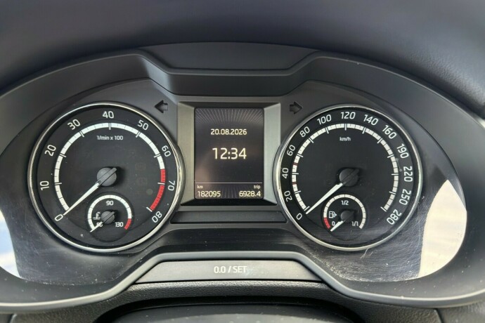 skoda-octavia-rs-bensin-2017-big-11