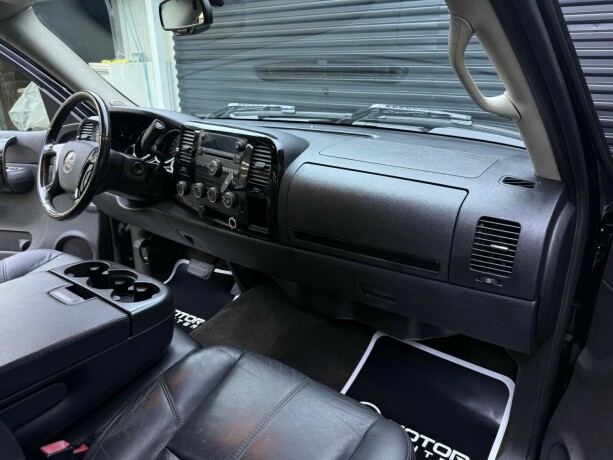 gmc-sierra-bensin-2008-big-11