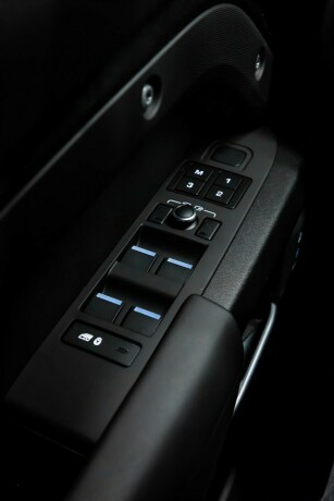 land-rover-defender-110-bensin-2023-big-12