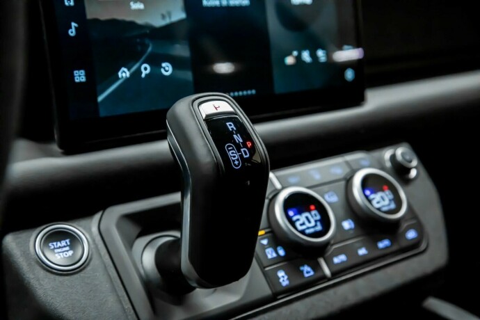 land-rover-defender-110-bensin-2023-big-21