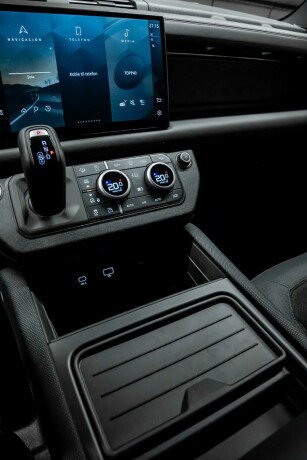 land-rover-defender-110-bensin-2023-big-23