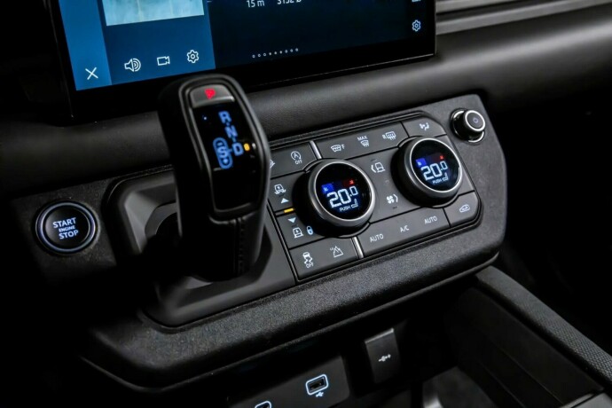 land-rover-defender-110-bensin-2023-big-22
