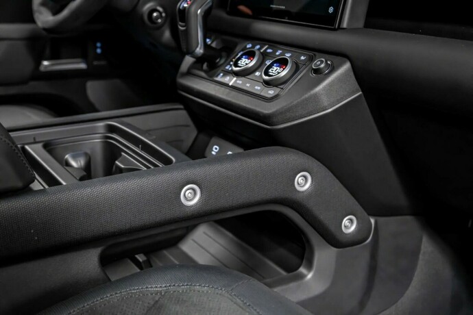 land-rover-defender-110-bensin-2023-big-29
