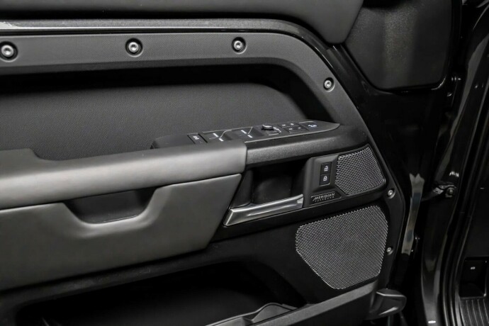 land-rover-defender-110-bensin-2023-big-11