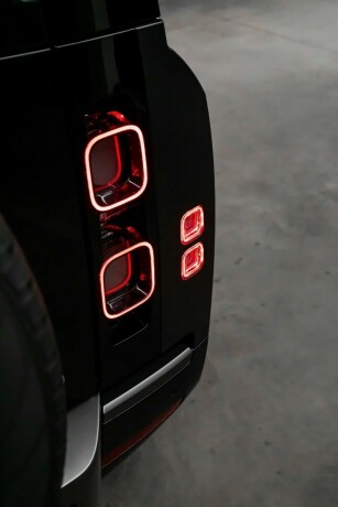 land-rover-defender-110-bensin-2023-big-8