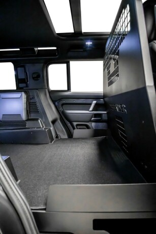 land-rover-defender-110-bensin-2023-big-40