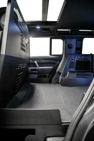 land-rover-defender-110-bensin-2023-big-39