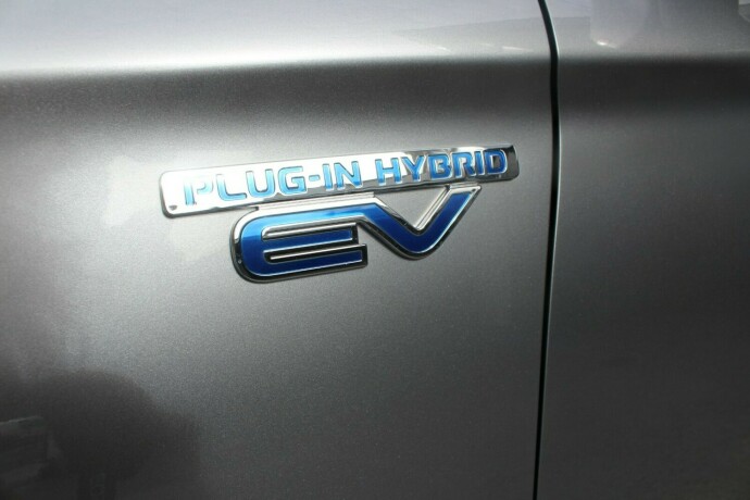 mitsubishi-outlander-elektrisitetbensin-2018-big-3