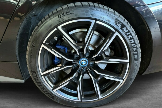 bmw-i4-elektrisitet-2023-big-29