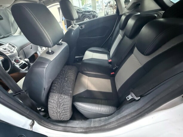 ford-fiesta-bensin-2011-big-21