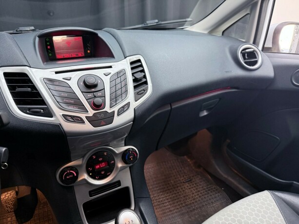 ford-fiesta-bensin-2011-big-17